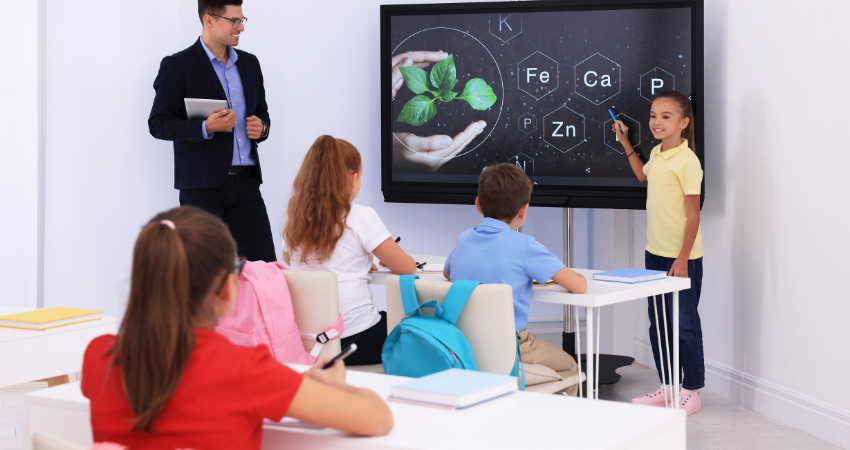 Choosing the Right 4K Touchscreen Display for Your Smart Classroom in Kerala